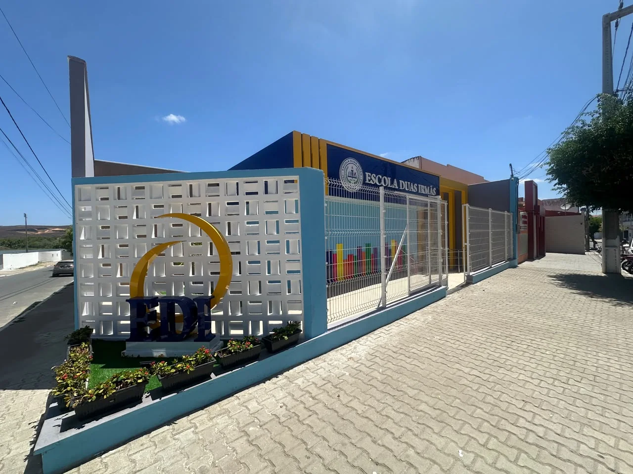 Vista em perspectiva da fachada da Escola Duas Irmãs